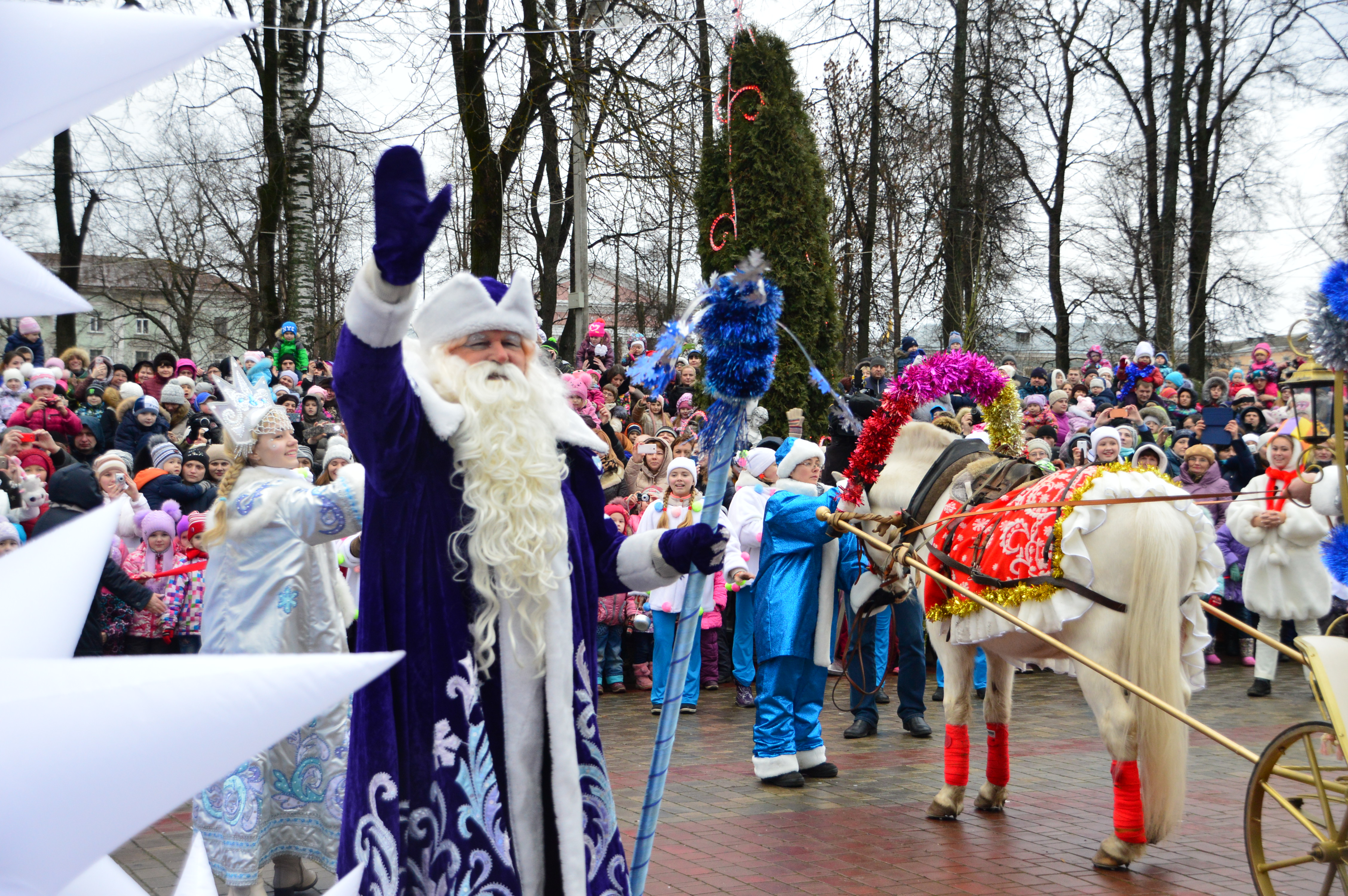 Новый год в твери. Новогодняя Тверь Горсад. Дед Мороз Тверь. Новогодний городской сад Тверь. Встреча Деда Мороза.