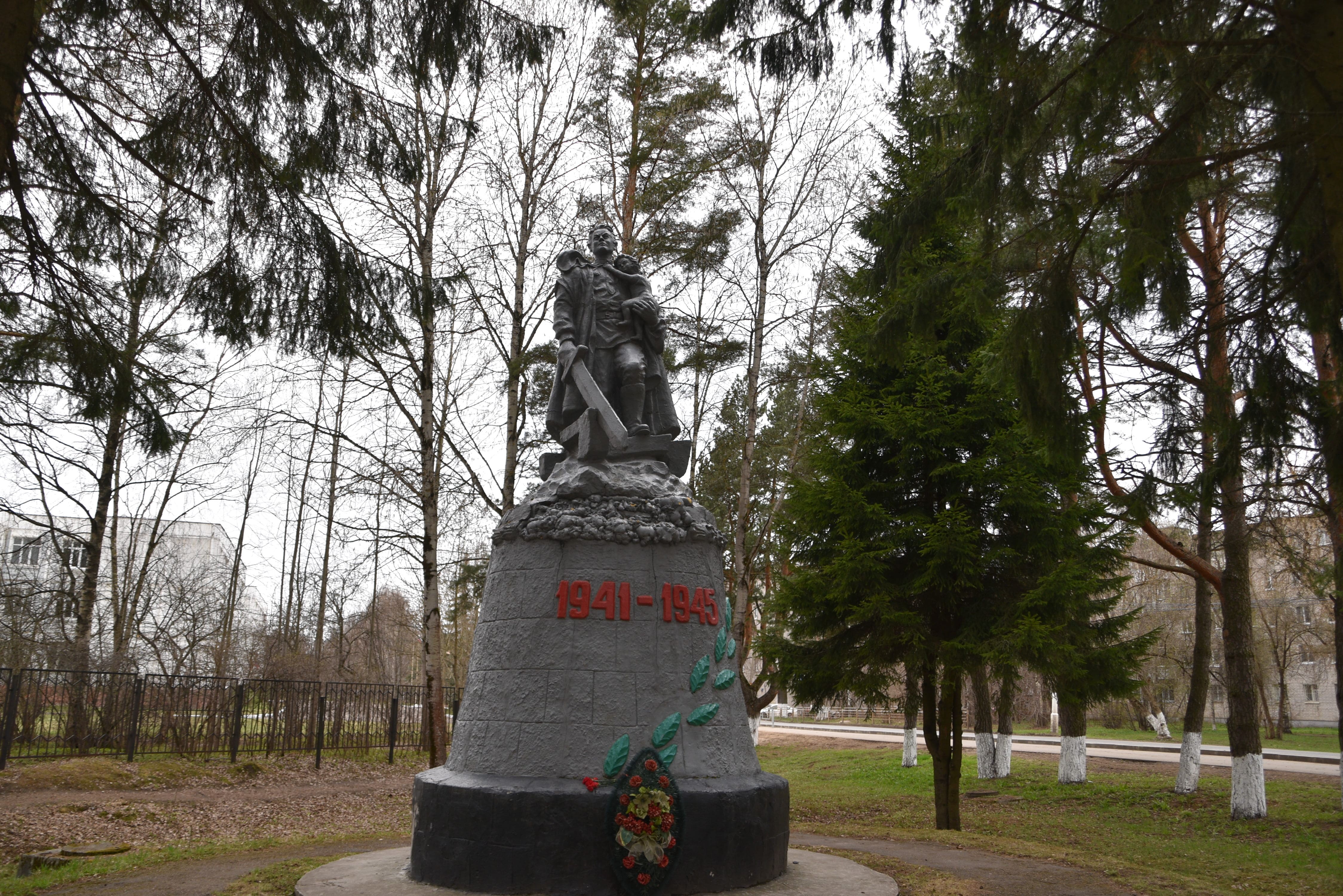 1965 год памятник. Памятник воину освободителю Тверь. Памятника воину-освободителю, Тверь Мигалово. Памятник в Мигалово Тверь. Памятник воину-освободителю микрорайон Мигалово Тверь.