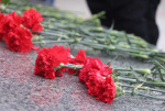 Жители Тверской области возлагают цветы на площади у Обелиска Победы в память о погибших в результате теракта в «Крокус Сити Холле»