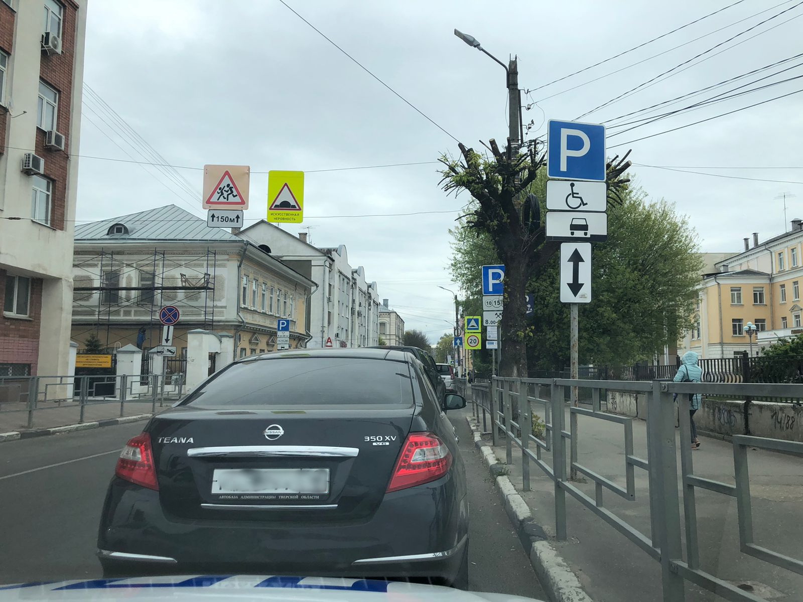 Парковка в неположенном месте. Платная парковка. Автомобильная стоянка. Машина на парковке. Нарушение правил парковки.