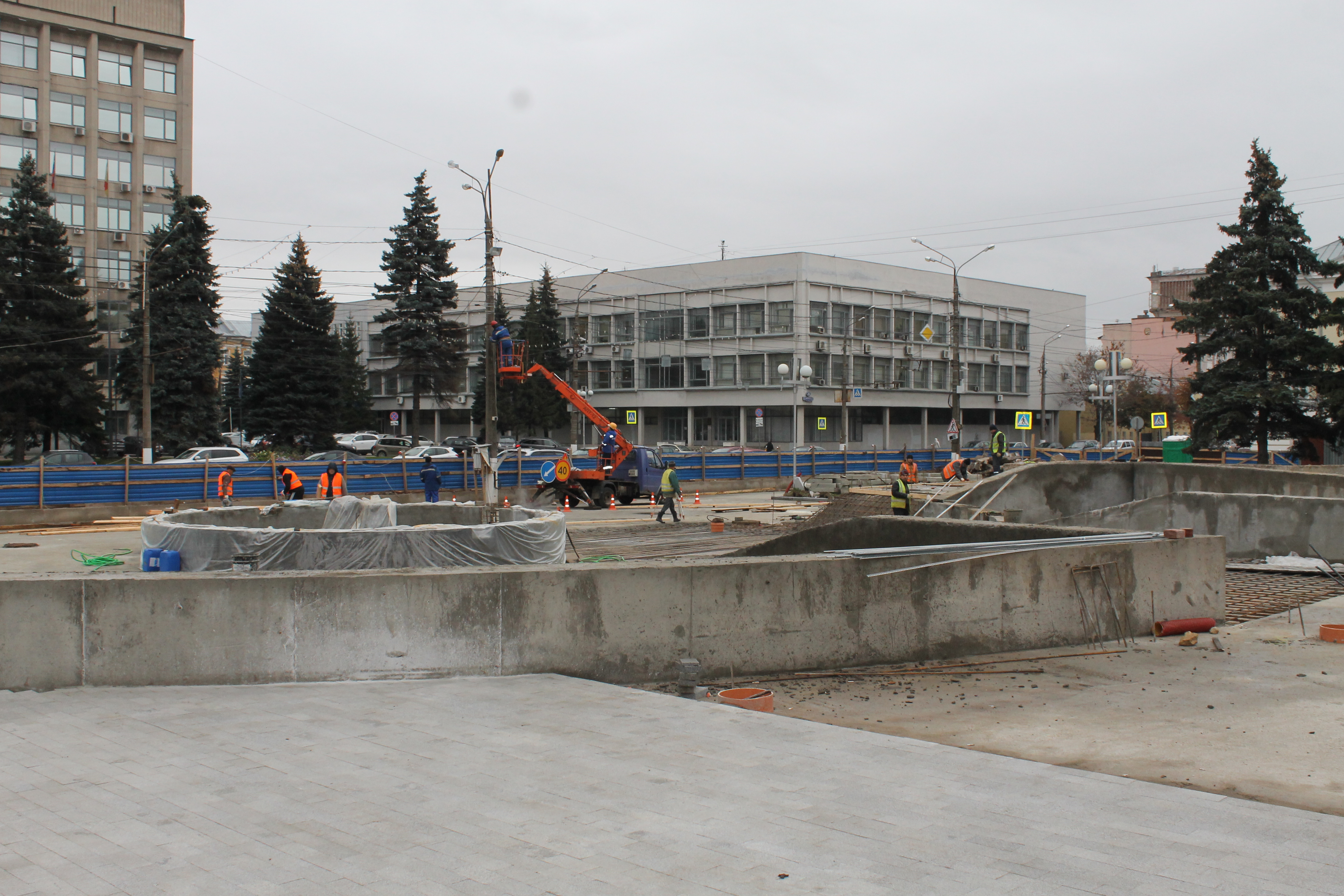 Город ход. Тверь благоустройство территории у суда.