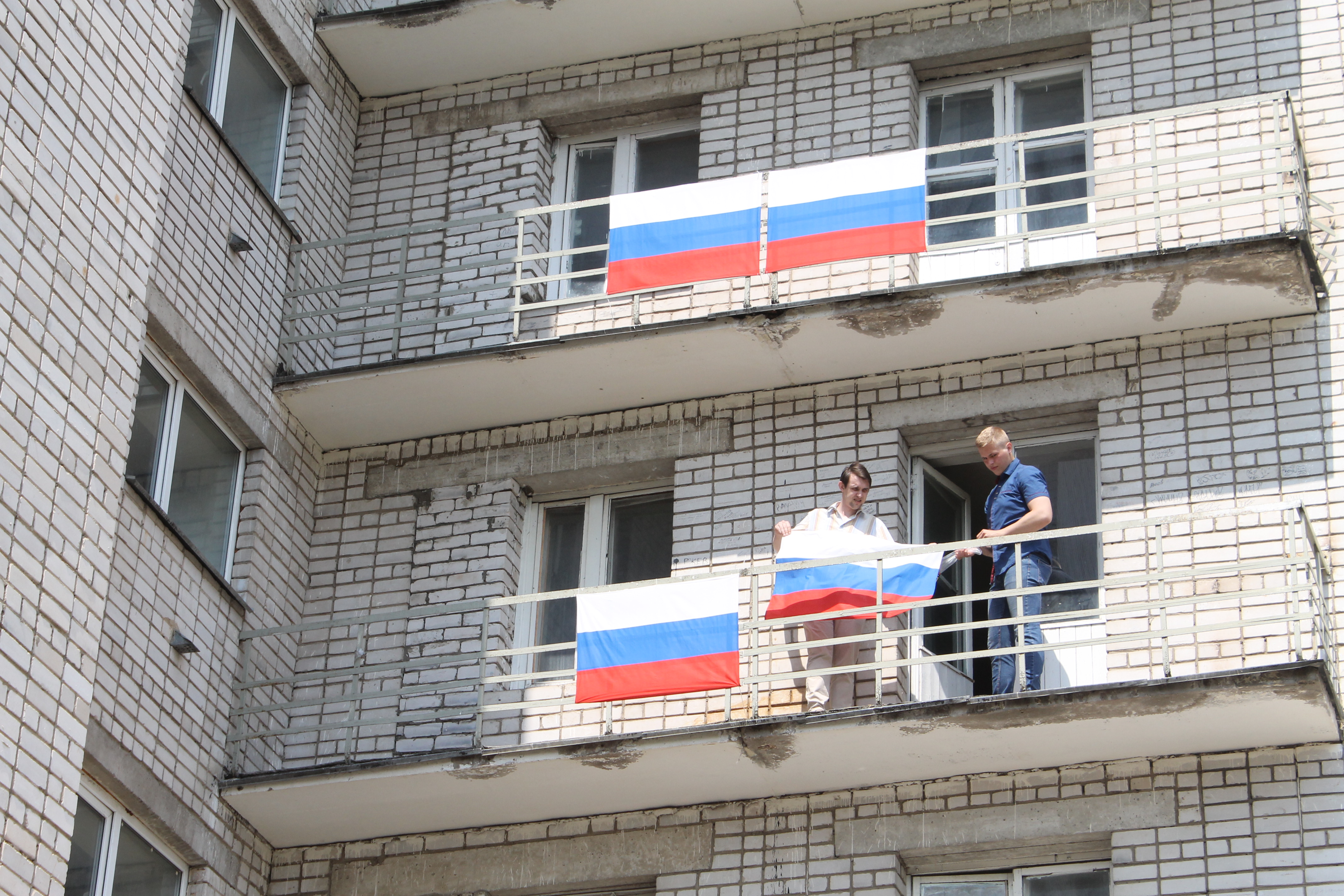Балконы в общежитиях. Балкон в общежитии. Флаг России на балконе. Лоджия в общежитии. Общага ТВГТУ Тверь.