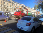 В Твери эвакуируют транспортные средства, незаконно припаркованные на местах для инвалидов