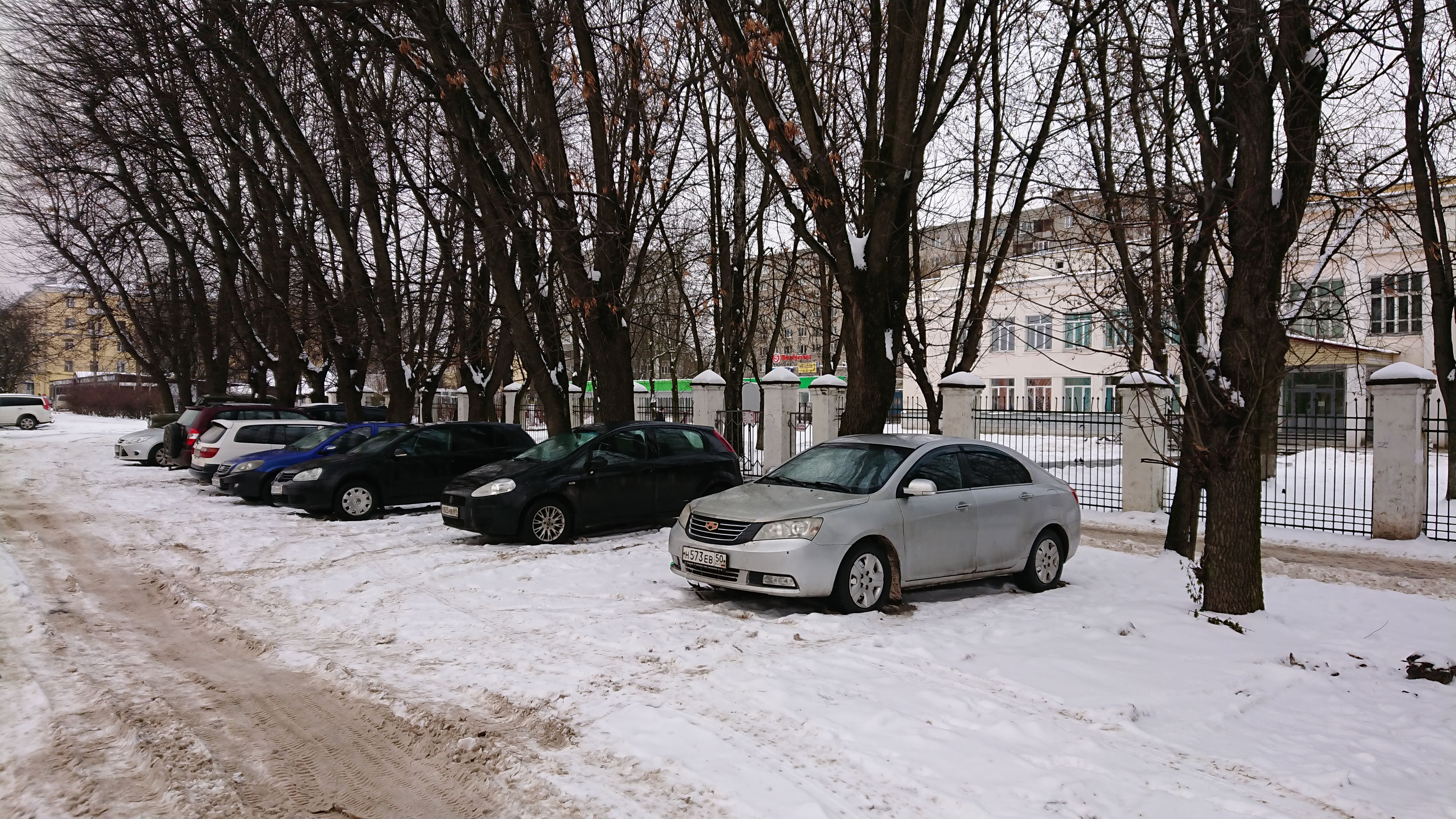 Парковка тверь. Тверь стоянка на газонах. Тверь фото. Тверь автостоянки в Заволжском районе. Парковки в Твери запрещающий с 20 до 06.