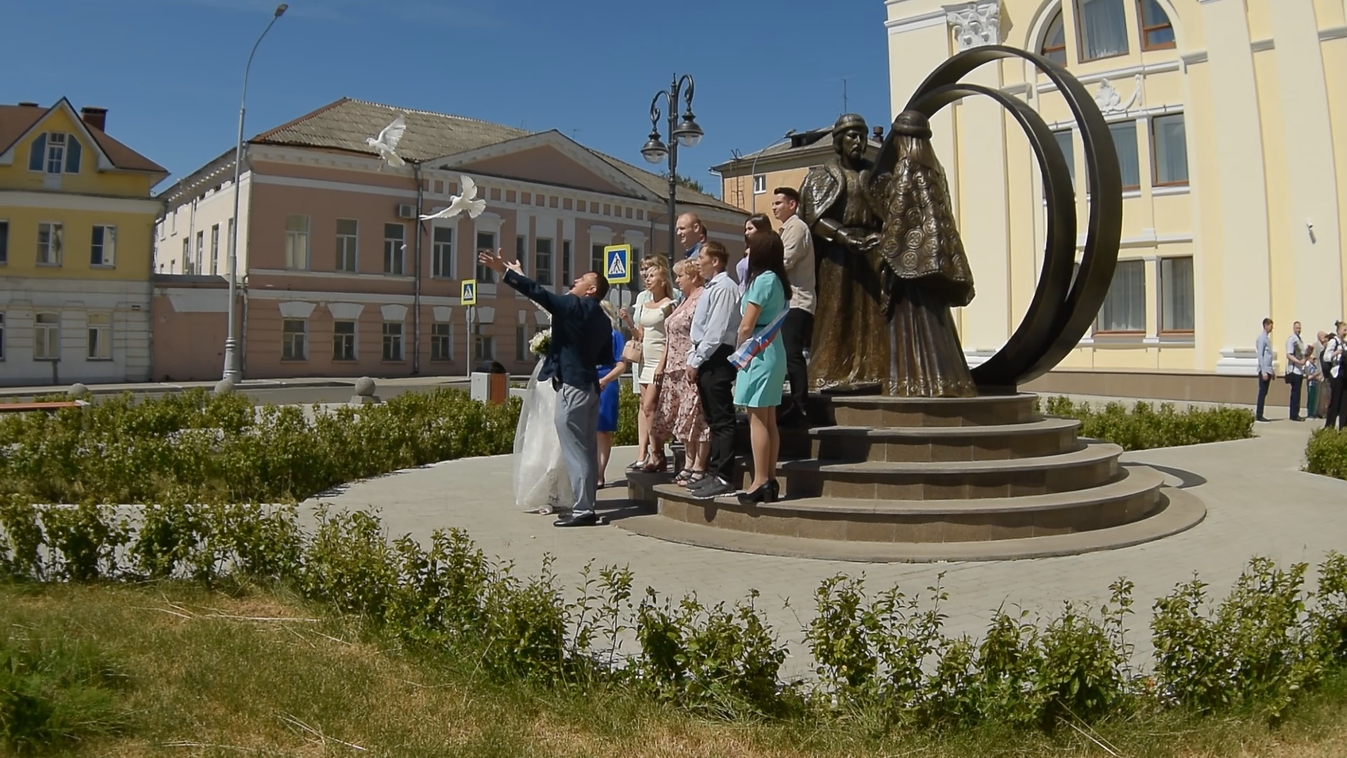 Тверь ру. Памятник у ЗАГСА В Твери. Памятники в Твери перед ЗАГСОМ. Памятник в Твери у администрации. С днём семьи любви и верности.