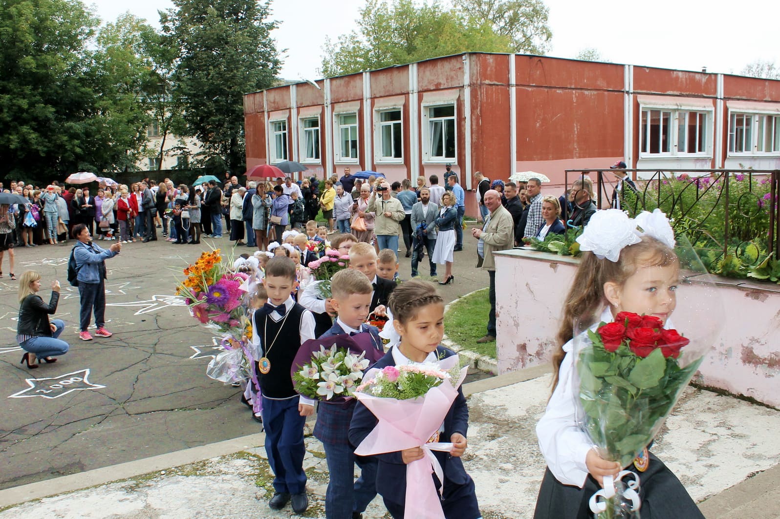 15 школа ученики. Город Тверь 9 школа. Дети заходят в школу. Школы города Твери. Школа 1 Тверь.