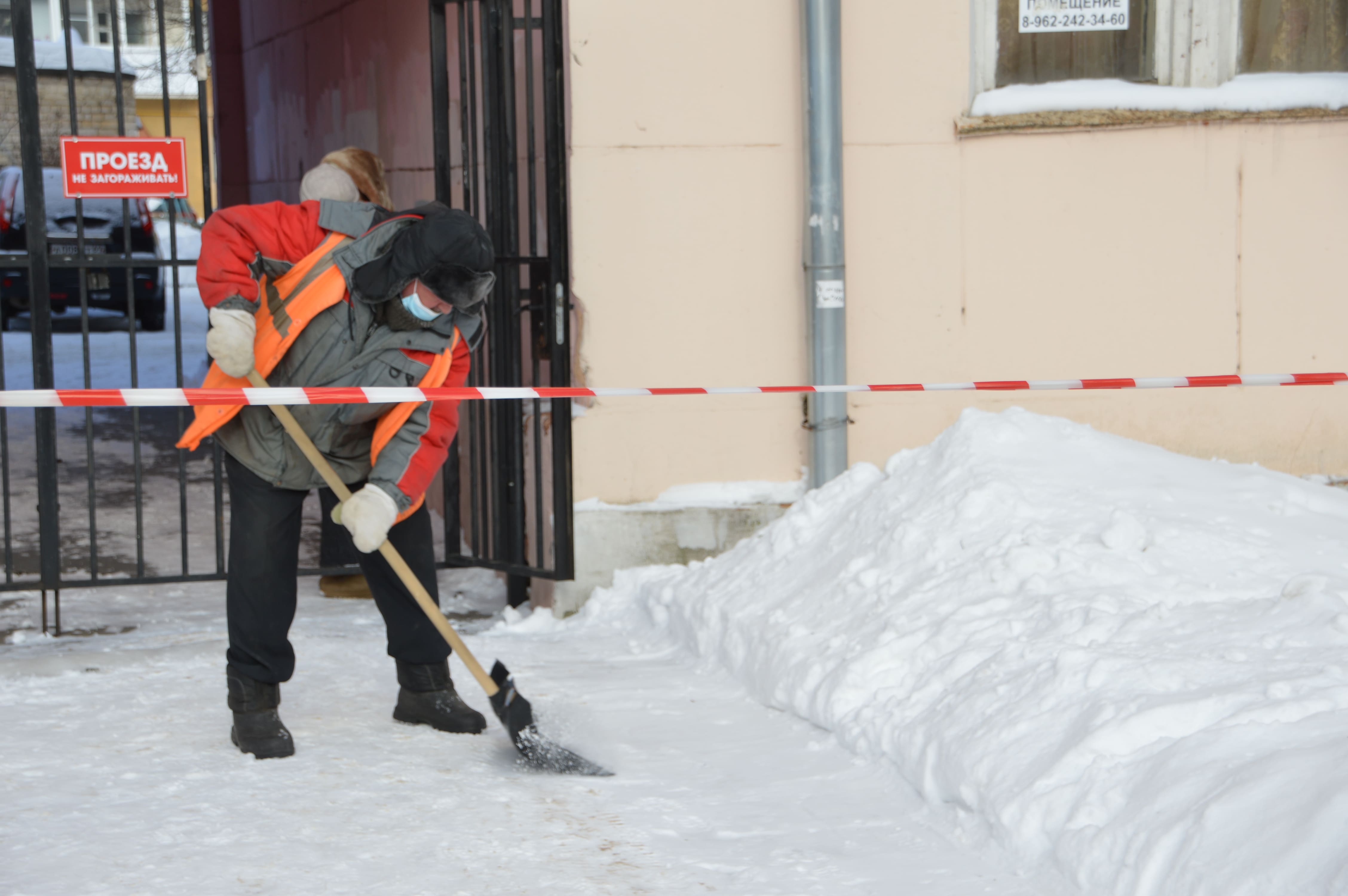 Расчистили дворы от снега. Уборка снега. Уборка территории от снега. Уборка придомовой территории. Уборка прилегающей территории.