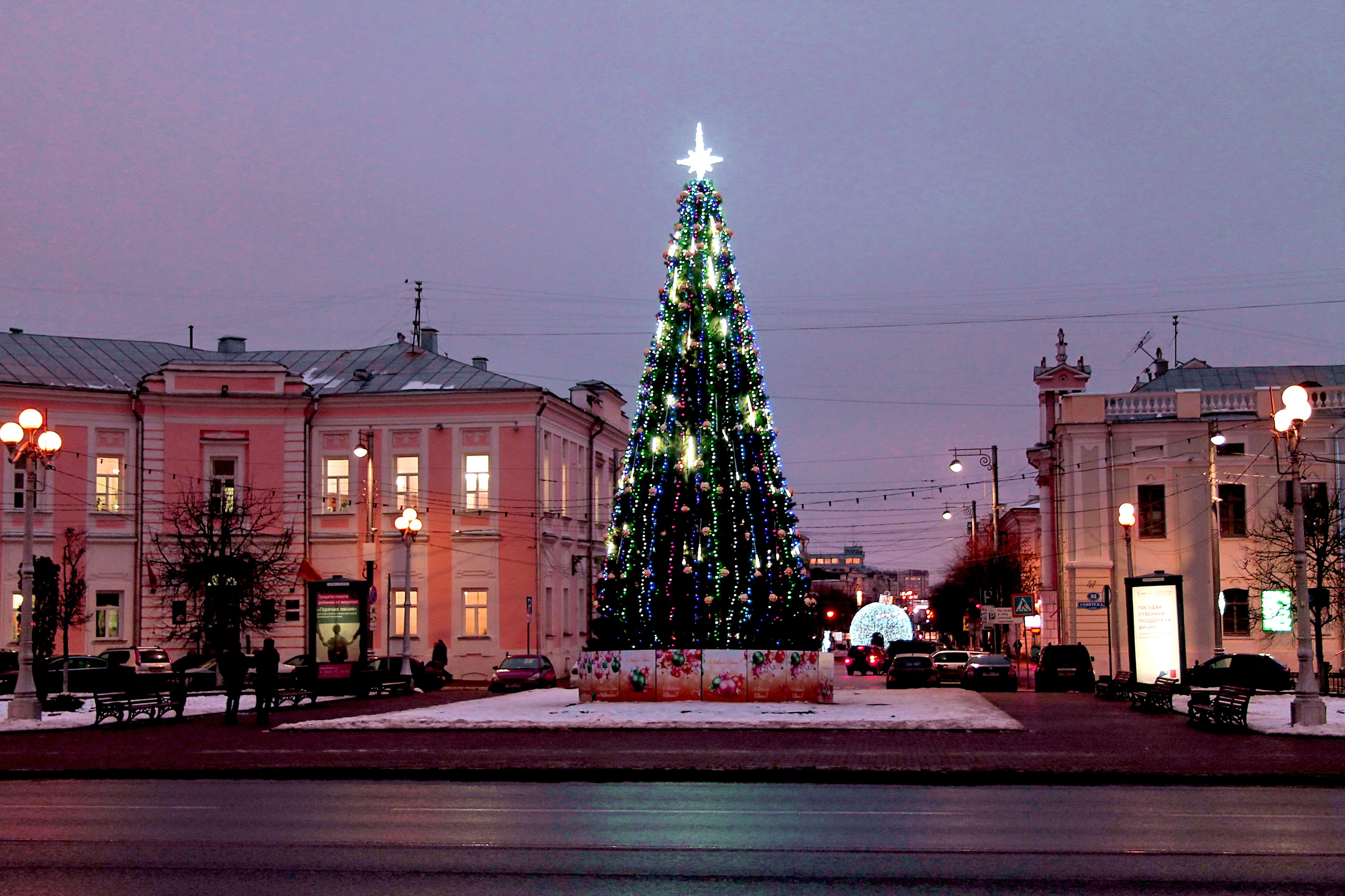 Новогодние праздники в твери. Тверь городская елка. Тверь новый год. Новогоднее украшение домов Тверь. Европейская ель в Твери.