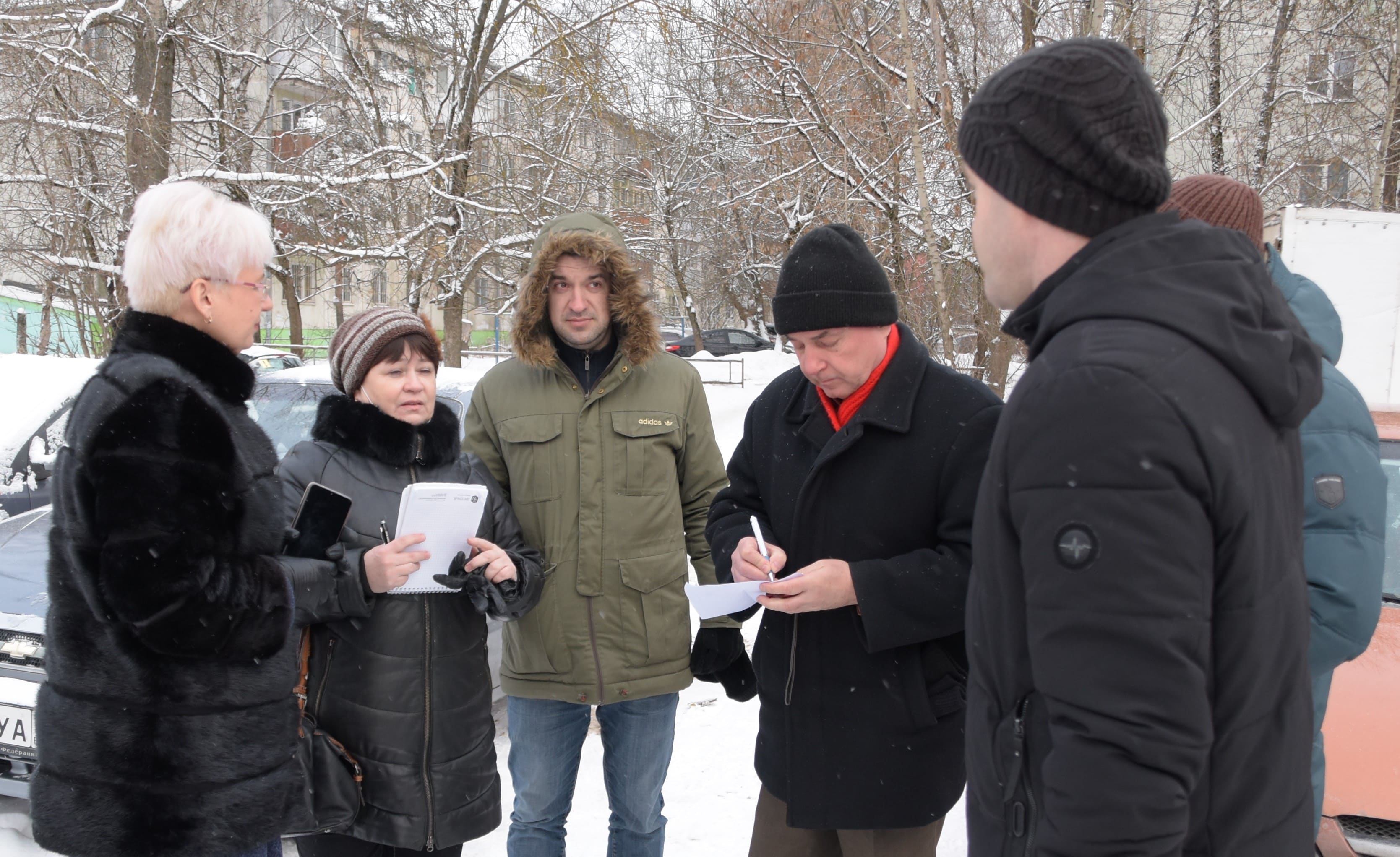 В Твери продолжается мониторинг состояния кровель жилых домов и территорий  возле торговых объектов