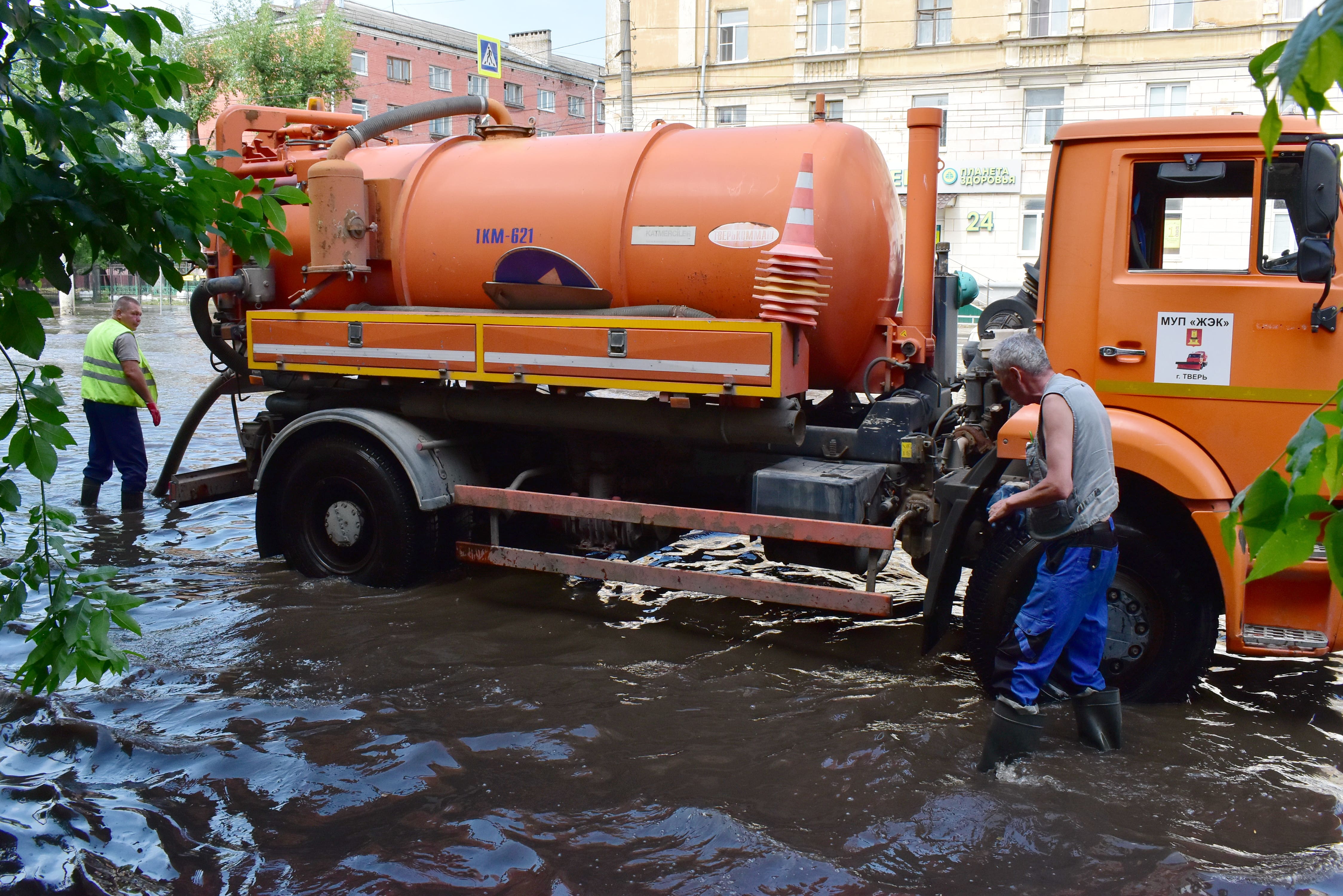 Откачивать жидкость. Откачка воды. Коммунальщики откачивают воду. Откачка луж. Откачать воду.