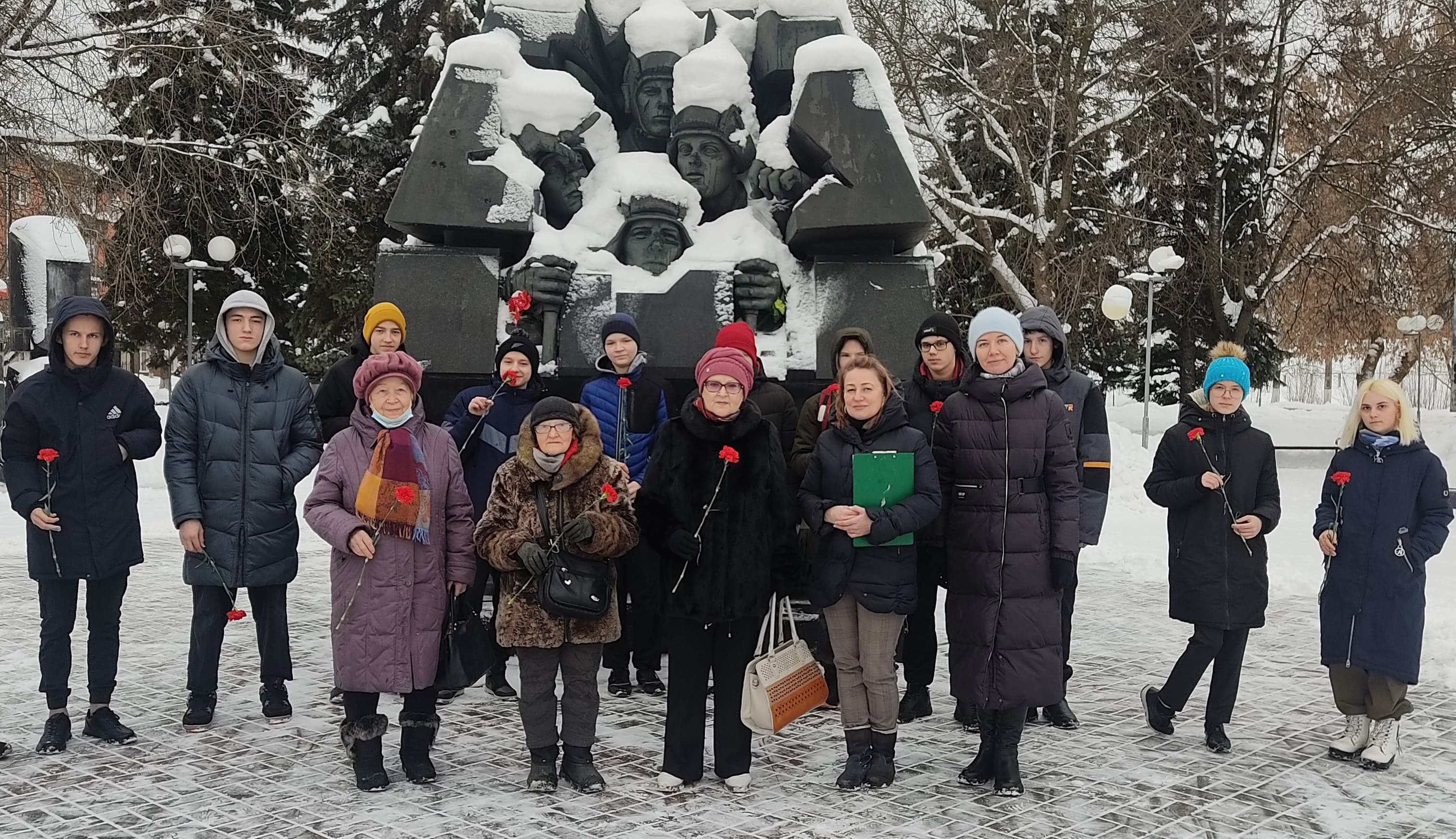 Др новости. Степана Горобца 8 Тверь. Памятник экипажу Степана Горобца в Твери. Мероприятия в феврале. Возложение цветов к памятникам воинам афганцам.