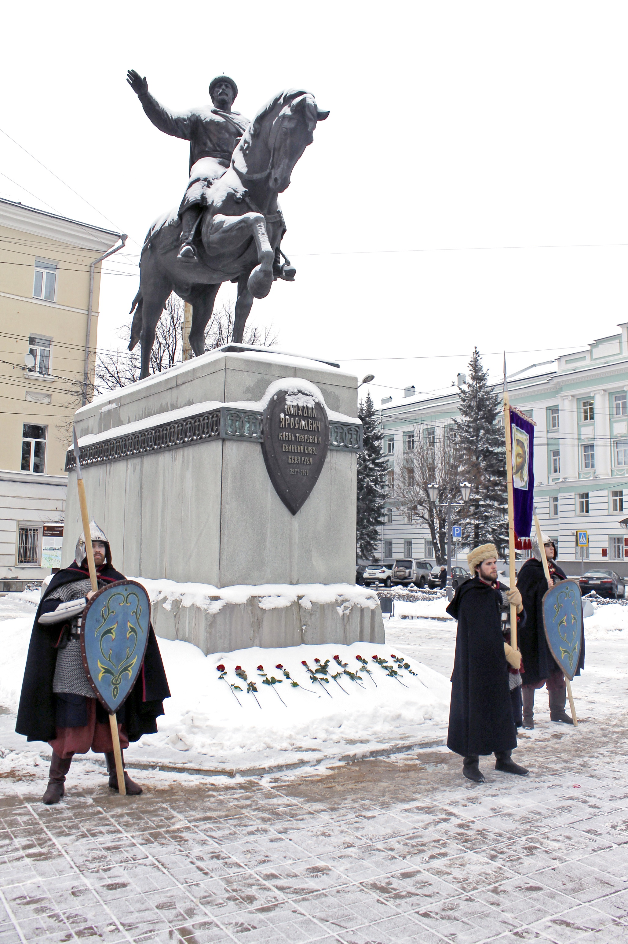 Памятник тверскому в твери. Памятник Михаилу Ярославичу в Твери. Площадь Михаила Тверского Тверь. Памятник князю Михаилу Ярославичу Тверскому.