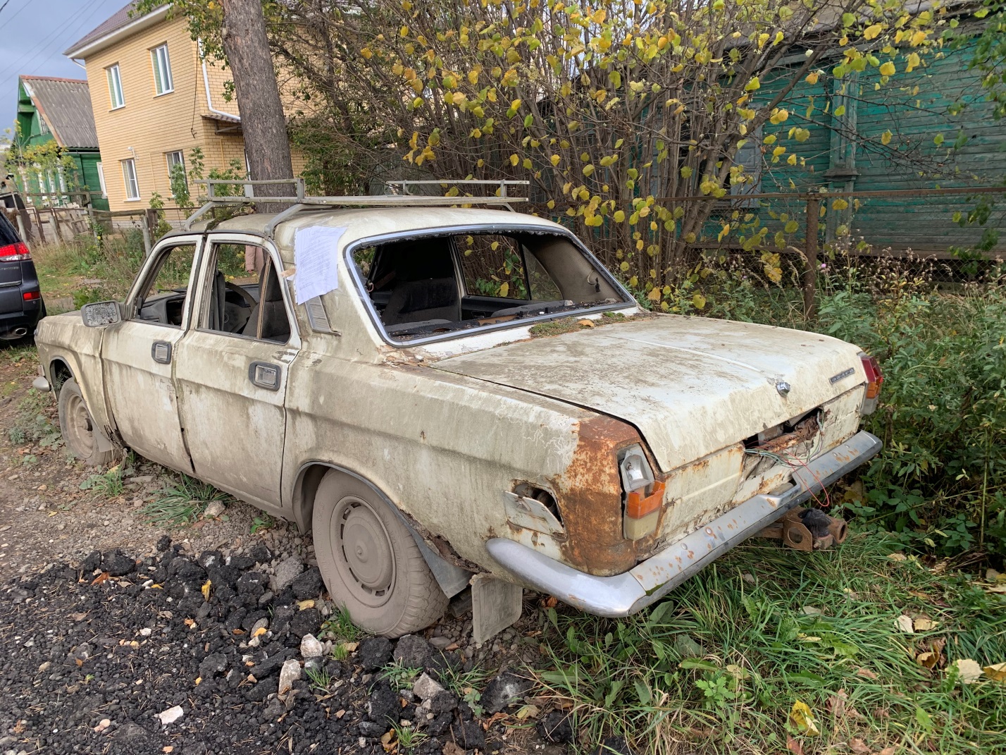 Утиль старых авто. Брошенные машины. Заброшенные машины в городе. Машина АВТОХЛАМ. Машина развалюха.