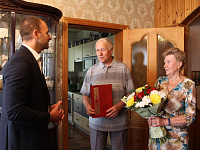 В Твери семью Шелковых поздравили с 55-летием совместной жизни