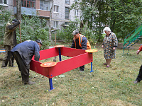 В Твери устанавливают детские площадки на придомовых территориях